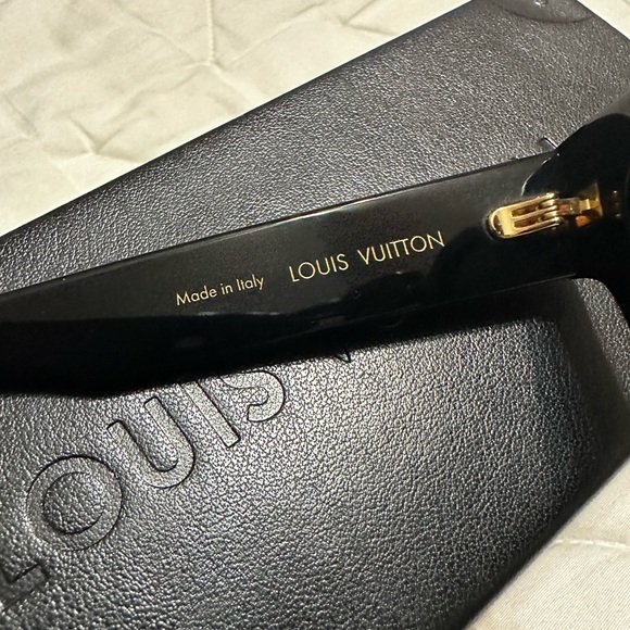 New Authentic 100% Q
Z1496E
IV Escape Square
Sunglasses - Picture 16 of 16